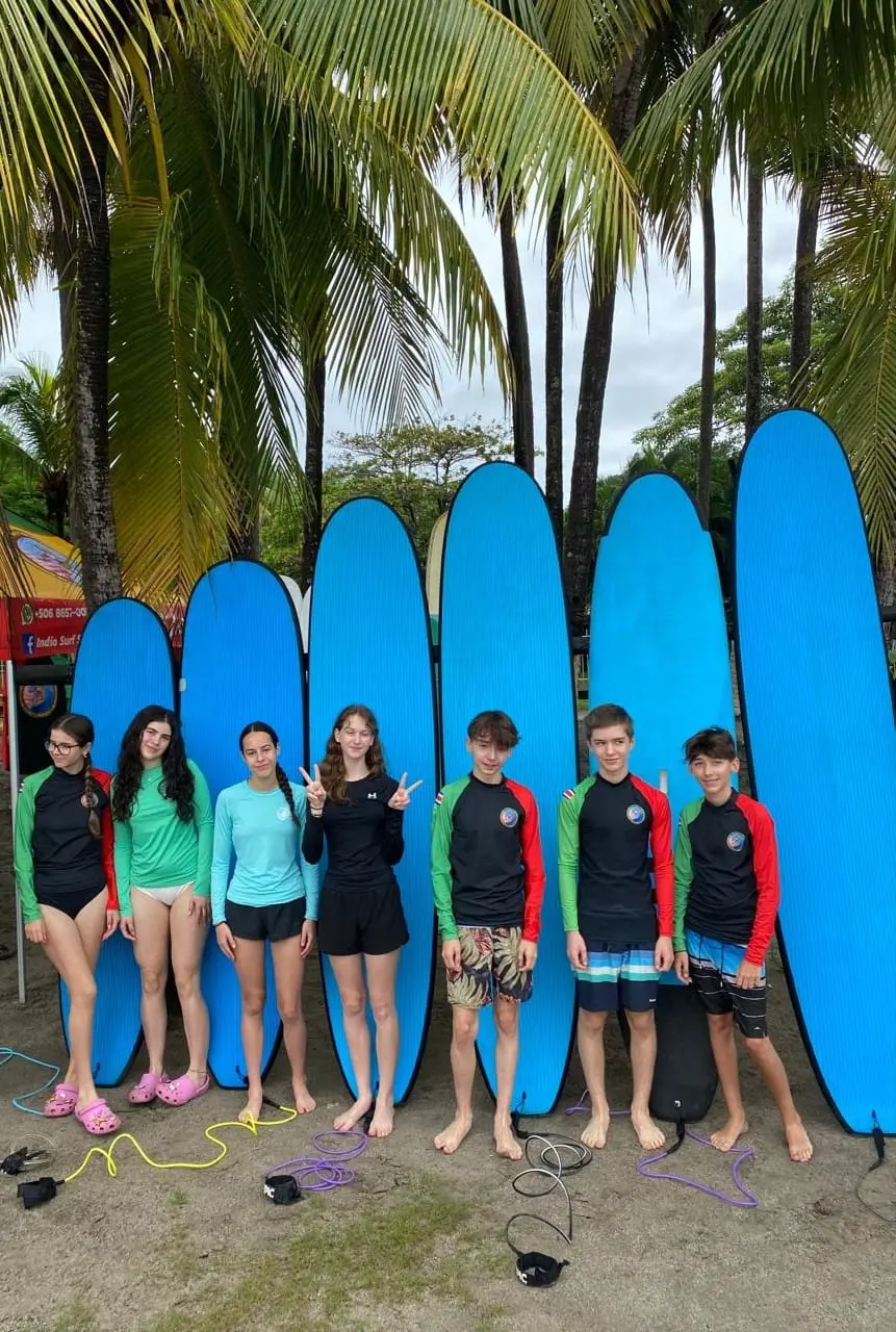 Jugendgruppe mit Surfbrettern vor einem Kurs bei der Indio Surf School, Playa Sámara
